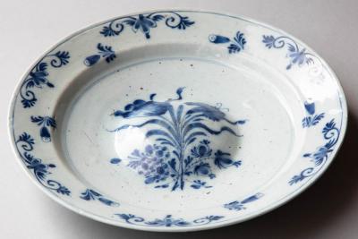 18TH CENTURY BLUE AND WHITE DELFT PLAT OMBILIC OR CHARGER WITH DOMED CENTRE