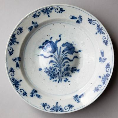 18TH CENTURY BLUE AND WHITE DELFT PLAT OMBILIC OR CHARGER WITH DOMED CENTRE