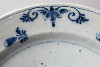 18TH CENTURY BLUE AND WHITE DELFT PLAT OMBILIC OR CHARGER WITH DOMED CENTRE