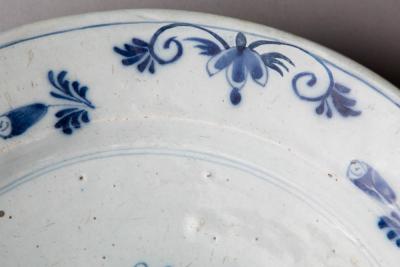18TH CENTURY BLUE AND WHITE DELFT PLAT OMBILIC OR CHARGER WITH DOMED CENTRE