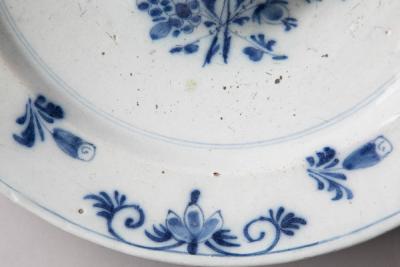18TH CENTURY BLUE AND WHITE DELFT PLAT OMBILIC OR CHARGER WITH DOMED CENTRE