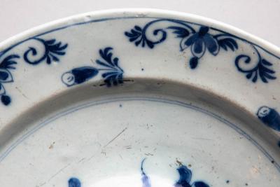18TH CENTURY BLUE AND WHITE DELFT PLAT OMBILIC OR CHARGER WITH DOMED CENTRE