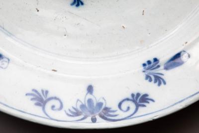 18TH CENTURY BLUE AND WHITE DELFT PLAT OMBILIC OR CHARGER WITH DOMED CENTRE