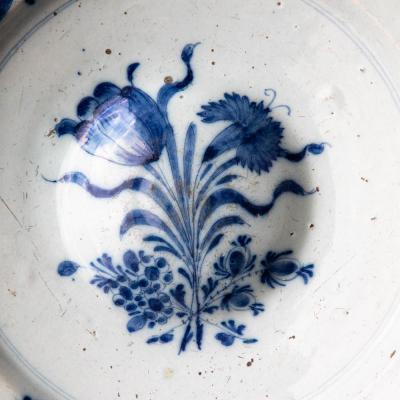 18TH CENTURY BLUE AND WHITE DELFT PLAT OMBILIC OR CHARGER WITH DOMED CENTRE