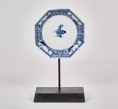 18TH CENTURY CHIEN LUNG OCTAGONAL BLUE AND WHITE PLATE MOUNTED ON STAND