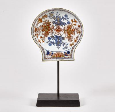 18TH CENTURY CHINESE EXPORT KANGXI IMARI SHELL DISH MOUNTED ON STAND