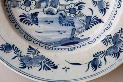 18TH CENTURY DELFT CHARGER IN CAMA EU BLEU