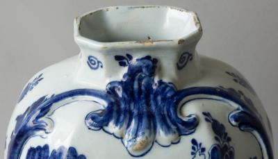 18TH CENTURY DUTCH DELFT BALUSTER VASE IN THE CHINOISERIE TASTE