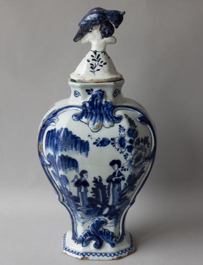 18TH CENTURY DUTCH DELFT BALUSTER VASE IN THE CHINOISERIE TASTE