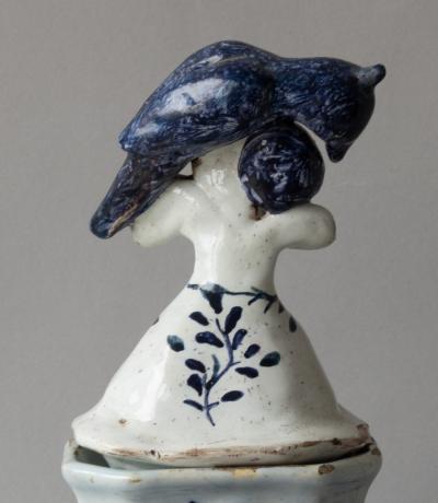 18TH CENTURY DUTCH DELFT BALUSTER VASE IN THE CHINOISERIE TASTE