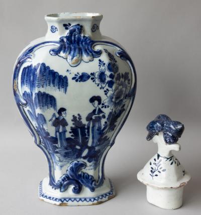 18TH CENTURY DUTCH DELFT BALUSTER VASE IN THE CHINOISERIE TASTE