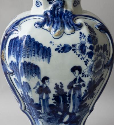 18TH CENTURY DUTCH DELFT BALUSTER VASE IN THE CHINOISERIE TASTE