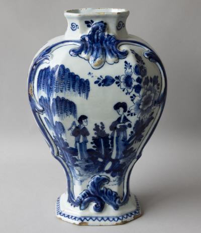 18TH CENTURY DUTCH DELFT BALUSTER VASE IN THE CHINOISERIE TASTE