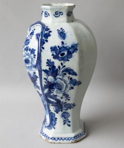 18TH CENTURY DUTCH DELFT BALUSTER VASE IN THE CHINOISERIE TASTE