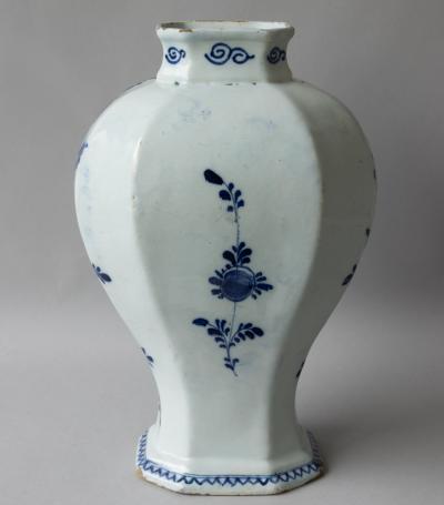 18TH CENTURY DUTCH DELFT BALUSTER VASE IN THE CHINOISERIE TASTE