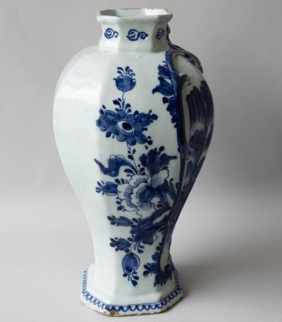 18TH CENTURY DUTCH DELFT BALUSTER VASE IN THE CHINOISERIE TASTE