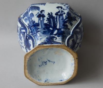 18TH CENTURY DUTCH DELFT BALUSTER VASE IN THE CHINOISERIE TASTE