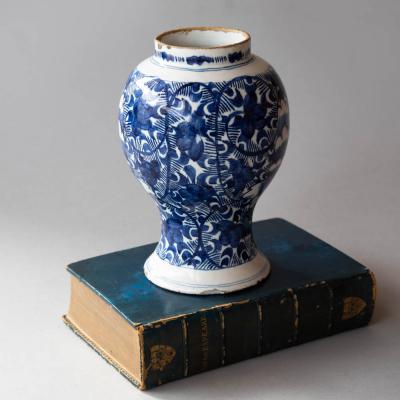 18TH CENTURY DUTCH DELFT BLUE AND WHITE BALUSTER VASE