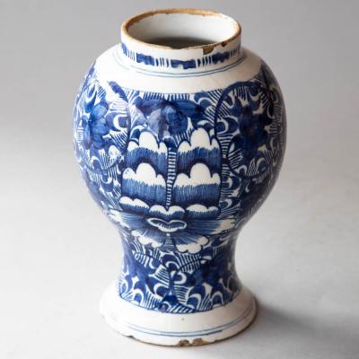 18TH CENTURY DUTCH DELFT BLUE AND WHITE BALUSTER VASE