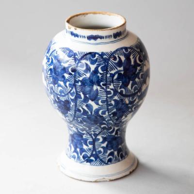 18TH CENTURY DUTCH DELFT BLUE AND WHITE BALUSTER VASE