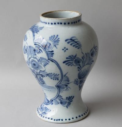 18TH CENTURY DUTCH DELFT LIDDED VASE IN THE CHINOISERIE TASTE