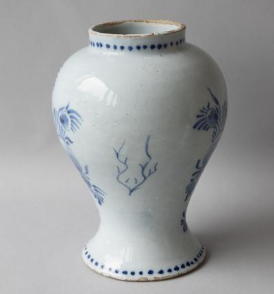 18TH CENTURY DUTCH DELFT LIDDED VASE IN THE CHINOISERIE TASTE