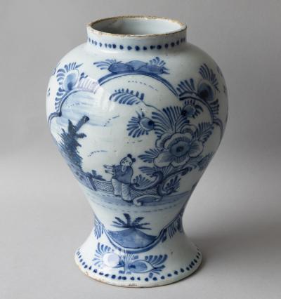 18TH CENTURY DUTCH DELFT LIDDED VASE IN THE CHINOISERIE TASTE