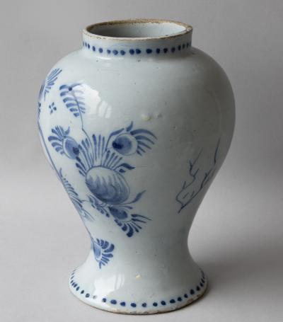 18TH CENTURY DUTCH DELFT LIDDED VASE IN THE CHINOISERIE TASTE