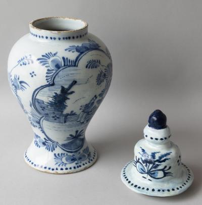 18TH CENTURY DUTCH DELFT LIDDED VASE IN THE CHINOISERIE TASTE