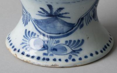 18TH CENTURY DUTCH DELFT LIDDED VASE IN THE CHINOISERIE TASTE