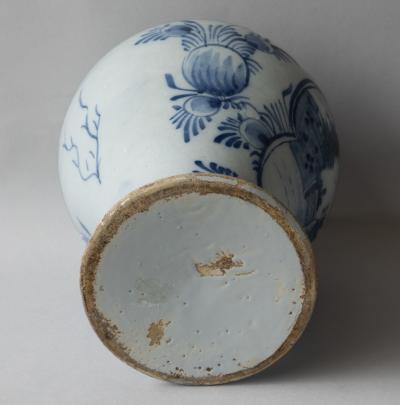 18TH CENTURY DUTCH DELFT LIDDED VASE IN THE CHINOISERIE TASTE