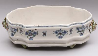 18TH CENTURY FA ENCE DE MOUSTIERS POLYCHROME BASIN OR JARDINI RE