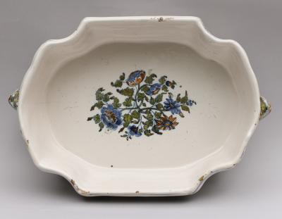 18TH CENTURY FA ENCE DE MOUSTIERS POLYCHROME BASIN OR JARDINI RE