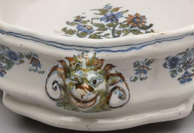 18TH CENTURY FA ENCE DE MOUSTIERS POLYCHROME BASIN OR JARDINI RE