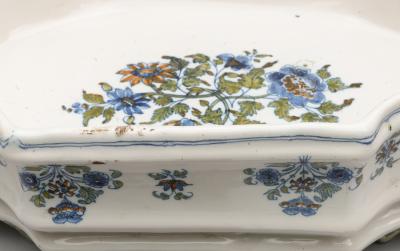 18TH CENTURY FA ENCE DE MOUSTIERS POLYCHROME BASIN OR JARDINI RE