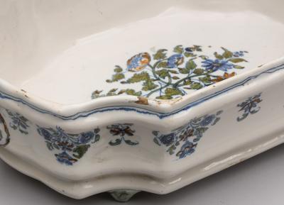 18TH CENTURY FA ENCE DE MOUSTIERS POLYCHROME BASIN OR JARDINI RE