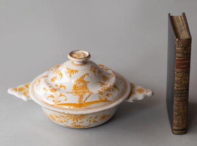 18TH CENTURY FA ENCE SOUP BOWL AND LID DECORATED IN YELLOW OCHRE