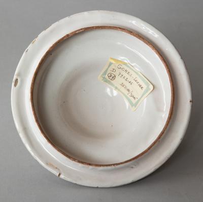 18TH CENTURY FA ENCE SOUP BOWL AND LID DECORATED IN YELLOW OCHRE