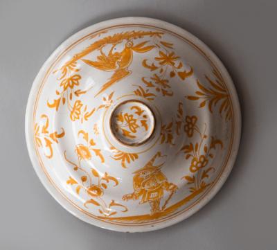 18TH CENTURY FA ENCE SOUP BOWL AND LID DECORATED IN YELLOW OCHRE