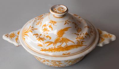 18TH CENTURY FA ENCE SOUP BOWL AND LID DECORATED IN YELLOW OCHRE