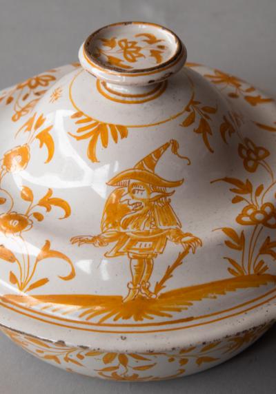 18TH CENTURY FA ENCE SOUP BOWL AND LID DECORATED IN YELLOW OCHRE