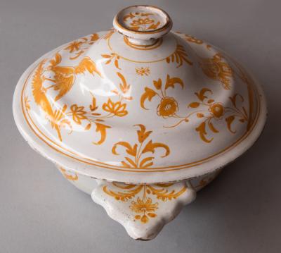 18TH CENTURY FA ENCE SOUP BOWL AND LID DECORATED IN YELLOW OCHRE