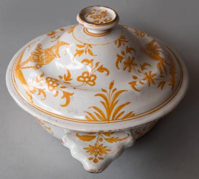 18TH CENTURY FA ENCE SOUP BOWL AND LID DECORATED IN YELLOW OCHRE
