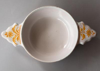 18TH CENTURY FA ENCE SOUP BOWL AND LID DECORATED IN YELLOW OCHRE