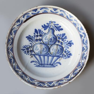 18TH CENTURY FRENCH FAIENCE CHARGER