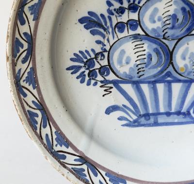 18TH CENTURY FRENCH FAIENCE CHARGER