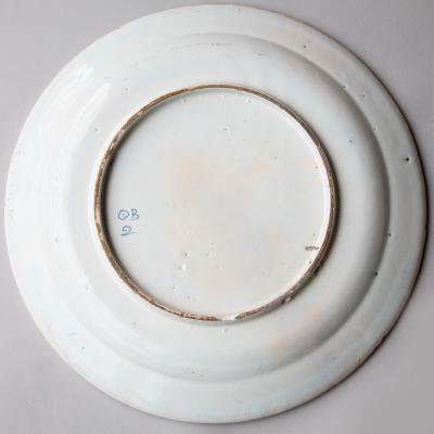 18TH CENTURY MOUSTIERS PLATE WITH A SCALLOPED RIM