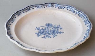 18TH CENTURY MOUSTIERS PLATE WITH A SCALLOPED RIM