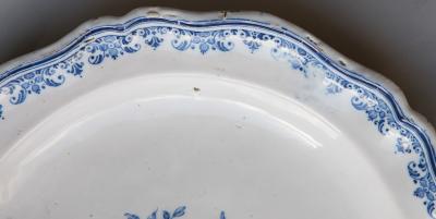 18TH CENTURY MOUSTIERS PLATE WITH A SCALLOPED RIM