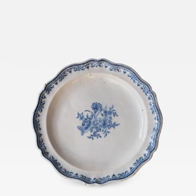 18TH CENTURY MOUSTIERS PLATE WITH A SCALLOPED RIM